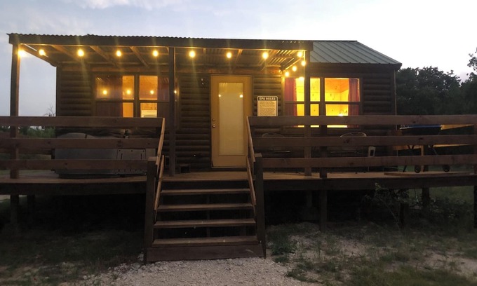 Paluxy Cabina | Secluded Escape with scenic views & hot tub