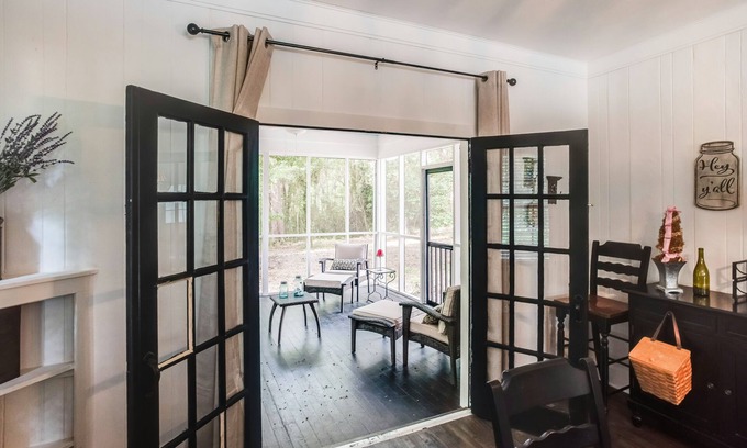 Savannah Cabaña | Secluded & exclusive home near downtown with marsh views & screened porch