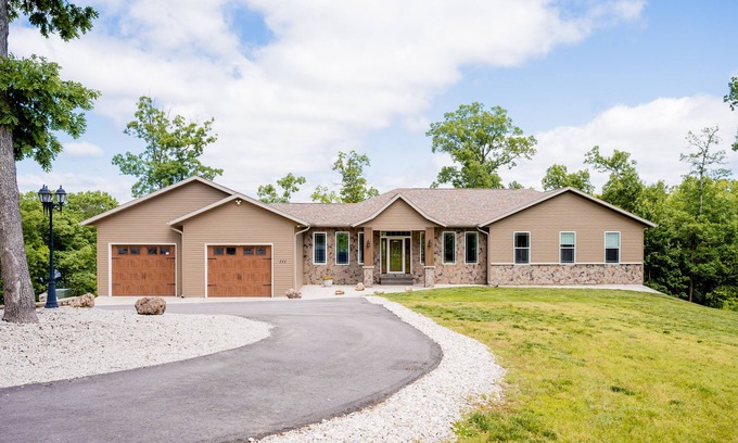 Lake Ozark Casa | Secluded Family Resort Sleeps 25 people! Handicap accessible! Private Beach!