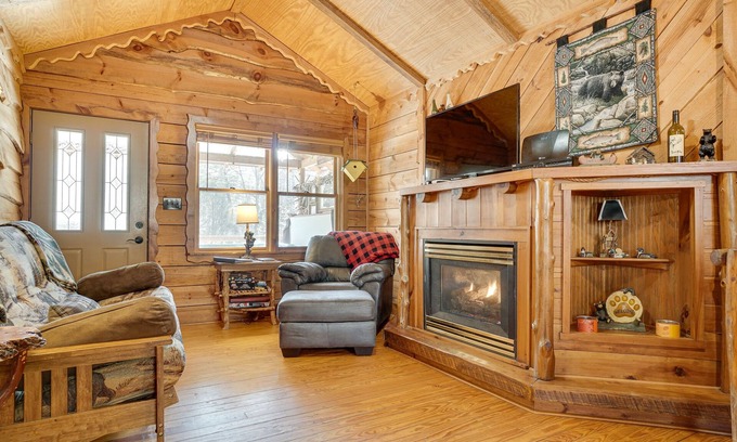 Dahlonega Cabina | ¡NUEVO! Dreamy Dahlonega Cabin on Pond w / Hot Tub!