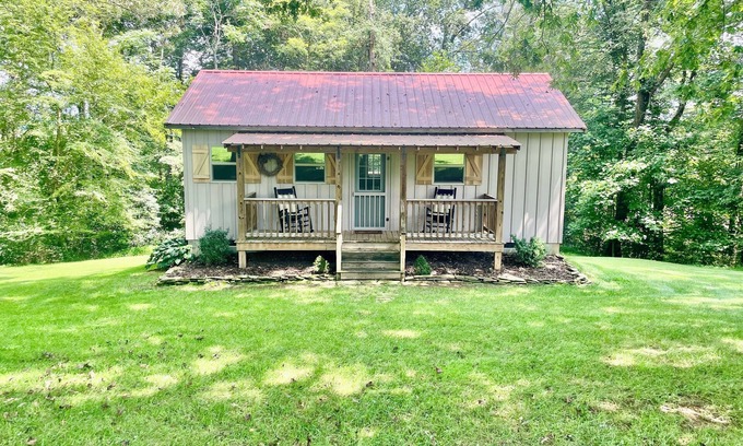 Elkin Cabina | Secluded farm cabin-private 100 acre retreat in Yadkin Valley Wine region