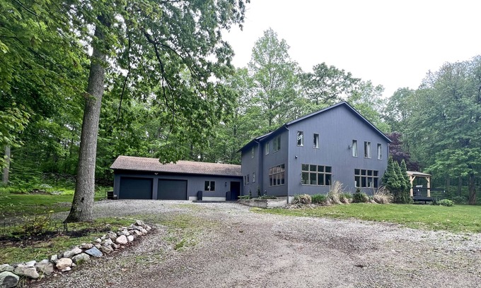 Stonington Casa | Secluded Farmhouse Retreat - Minutes from Mystic