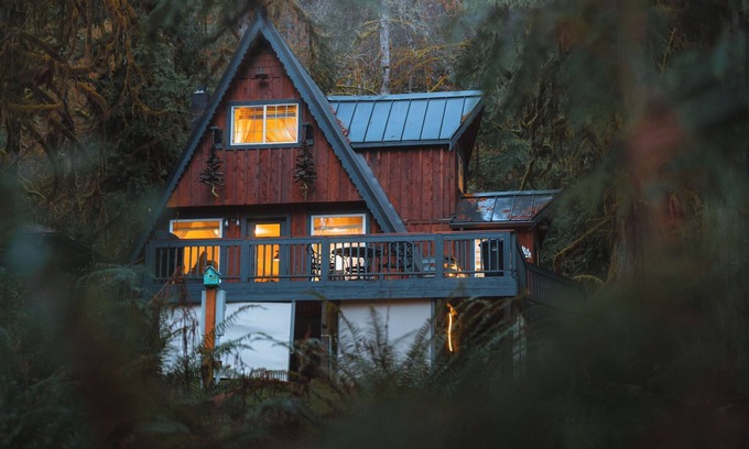 Concrete Cabina | Secluded Forest Cabin w/ Hot Tub & Private Waterfall
