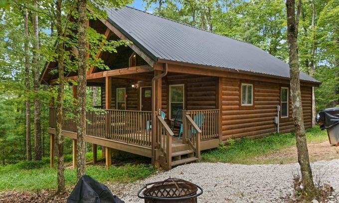 Primrose Cabina | Secluded, forested, new cabin, 2-BR, 2-BA, Hot Tub, Wi-Fi, Smart TV's