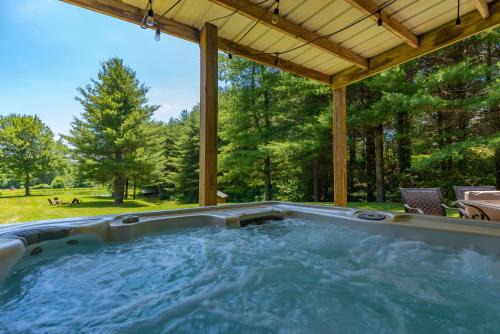 Ennice Casa | Secluded Getaway- 10 Mins to Blue Ridge Parkway, Sleeps 8, Hot Tub, Fire Pit