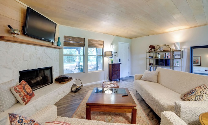 Winnsboro Casa | Secluded Getaway on ~10 Acres in The Piney Woods!