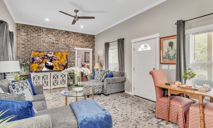 Mayhew Casa | Secluded Guest Suite | Gazebo & Sauna Access