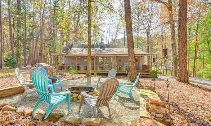 Pine Mountain Valley Cabina | Secluded Hamilton Cabin Retreat w/ Private Lake!