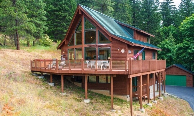 Ronald Cabina | Secluded Haven: Cabin w/beautiful mountain & lake views, hot tub & game room