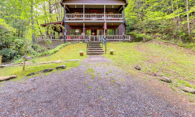 Hiawassee Cabina | Secluded Hiawassee Rental Cabin w/ Creek & Deck!