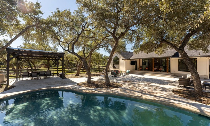 Austin Casa | Luxury Dining & Outdoor Oasis: New Kitchen & Poolside Retreat Perfect for Groups