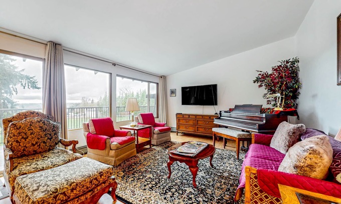 Woodinville Casa | Secluded home near downtown Woodinville with large wraparound deck & grill