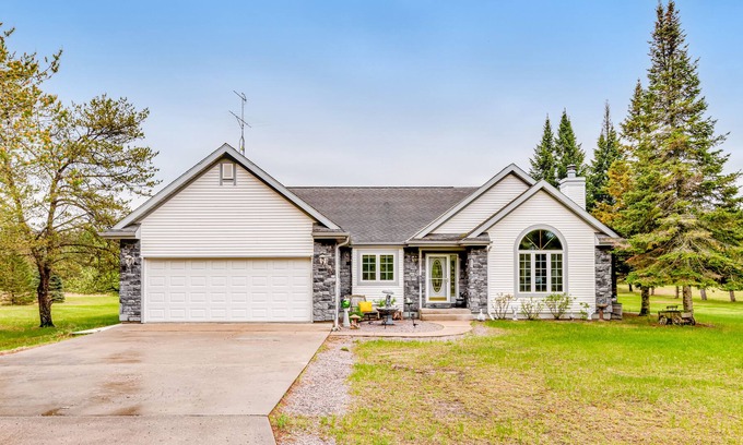 New Lisbon Casa | Secluded home on 1.5 acres with fast WiFi, deck, fireplace & AC - close to lake