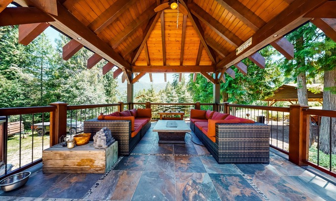 Christina Lake Casa | Secluded home with gazebo, BBQ & walking distance to beach
