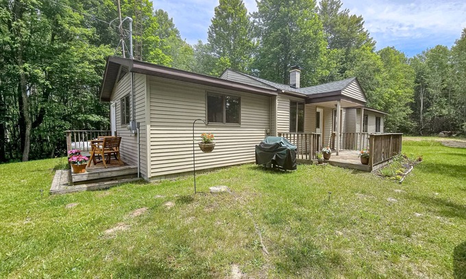 Honor Casa | Secluded Home with Firepit, Gas Grill, WIFI, WFH Station & Private W/D