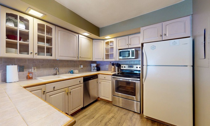 Mendon Condominio | Secluded home with gas fireplace, patio, pool, athletic courts, & laundry room