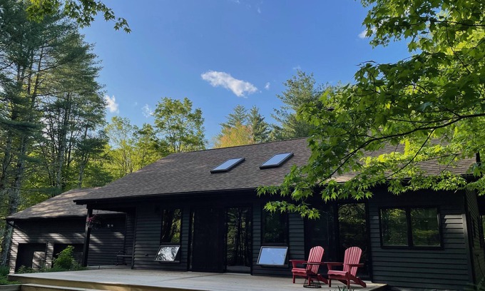 Stone Ridge Casa | Casa contemporánea aislada con plano de la sala de estar abierta