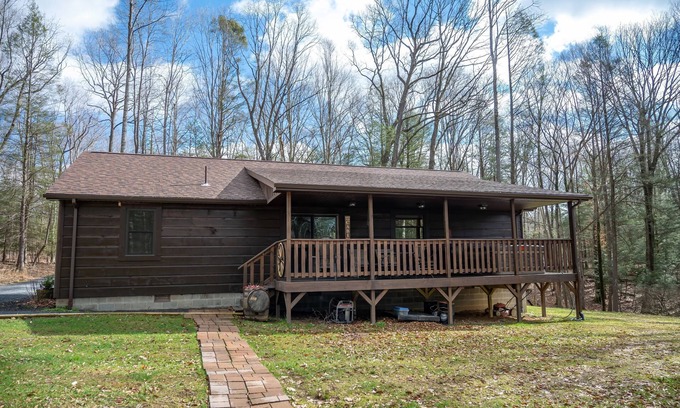 Mt Lookout Casa | Secluded-Hot Tub-Fire Pit-Fiber internet-Near the Gorge & Parks-Pet Friendly