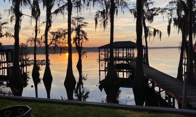 Clermont Casa | ¡Aislada casa frente al lago con muelle en el lago Louisa a solo 22 millas de Disney!