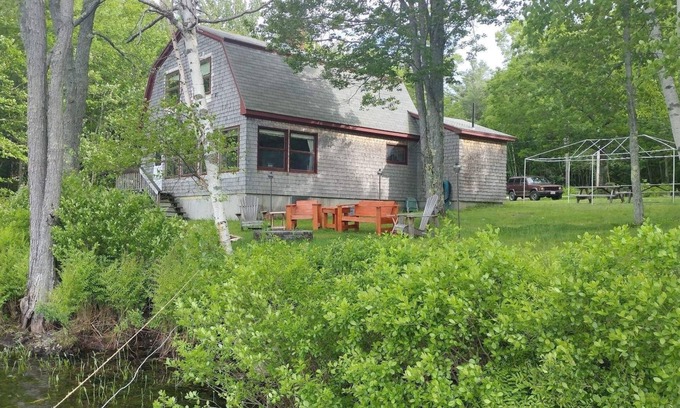 South Oxford Casa | Secluded Lakefront 3-bedroom house in Albany, Maine