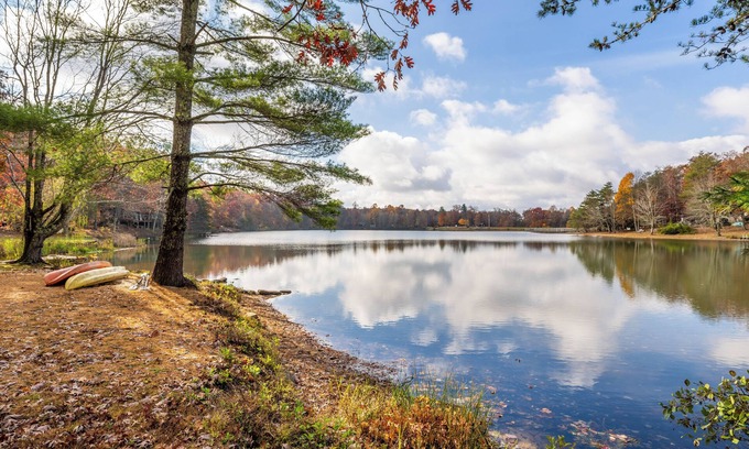 Pikeville Casa | Secluded Lakefront Retreat: Fishing/Kayak/Paddleboard/Pets are Welcome