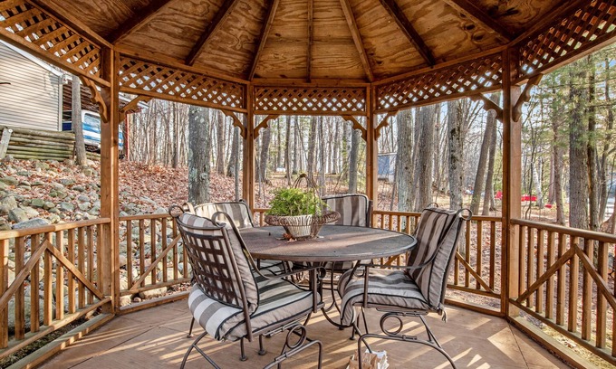 Rhinelander Casa | Secluded lakefront gem with breathtaking views & free WiFi - dogs welcome