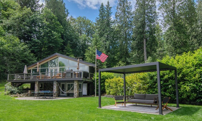 Lake Roesiger Casa | Secluded Lakehouse with Pickleball & Hot Tub