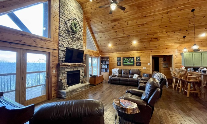 Etoile Cabina | Secluded lakeside cabin, with a salt water pool & hot tub, on 25 acres!