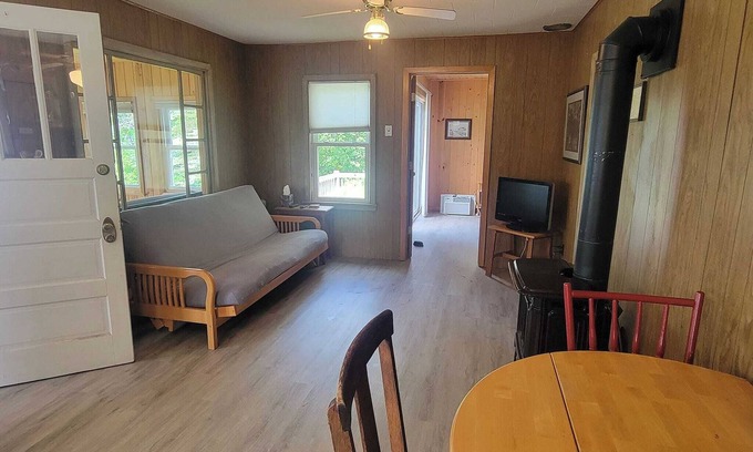 Dalton Cabina | Secluded lakeside cabin, rustic charm, sleeps 6, 700' lakeshore, 10 acres