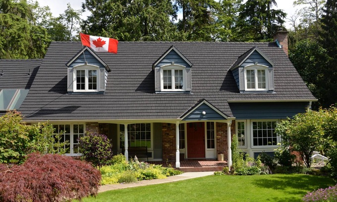 West Vancouver Casa | Secluded location on a cul de sac & creek, near amenities, mountains & beach.