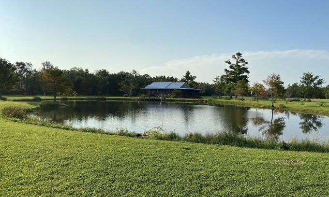 Creole Cabina | Secluded Lodge, Stocked Pond, Huge Ice Maker, Green Egg & Minutes From Launch