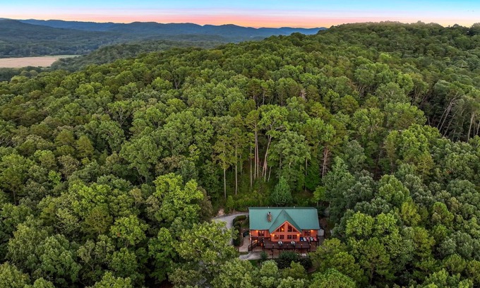 Helen Cabina | Secluded Lodge w/Mountain Views, Hot Tub, Firepit & Game Room~2miles to Helen,GA