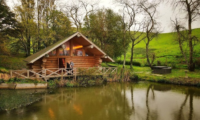 Bridport Cabina | Secluded Log Cabin/Hot Tub On Private Laken1km to Jurassic Coast Pet friendly.