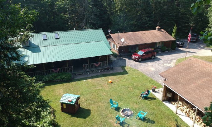 Cheboygan Casa | Secluded Log Cabin and Guest House Close to Mackinaw City!