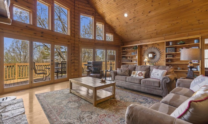 Ridgedale Cabina | Secluded Log Cabin, Billiards, Lake Views, Free Daily Attraction Tickets, Close to Big Cedar!