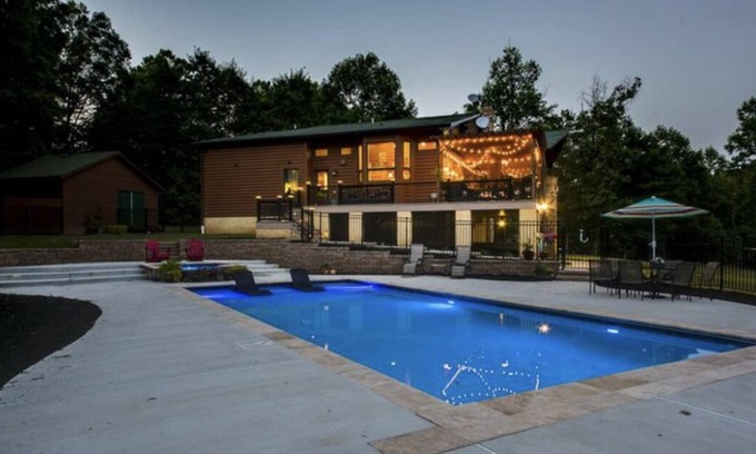 Catalpa Cabina | Secluded log cabin home located on 13 acres with salt water pool & jacuzzi.