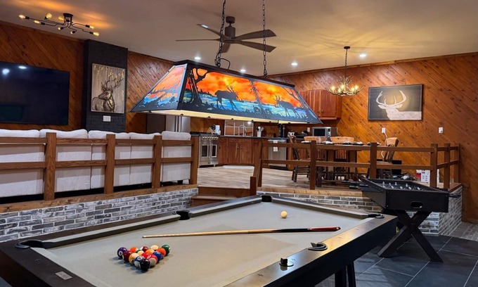 South Bloomingville Cabina | Secluded, Luxuriously Remodeled, Gaming, Hot Tub!