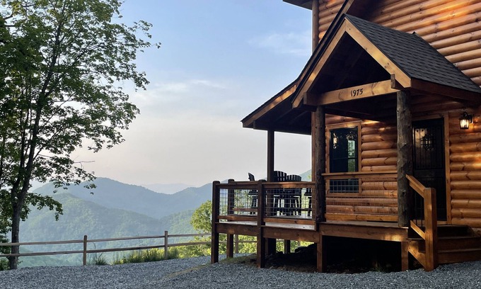 Bryson City Cabina | Secluded Luxury Cabin - Mountain Views, Fire Pit, Great Location! Sleeps 8.