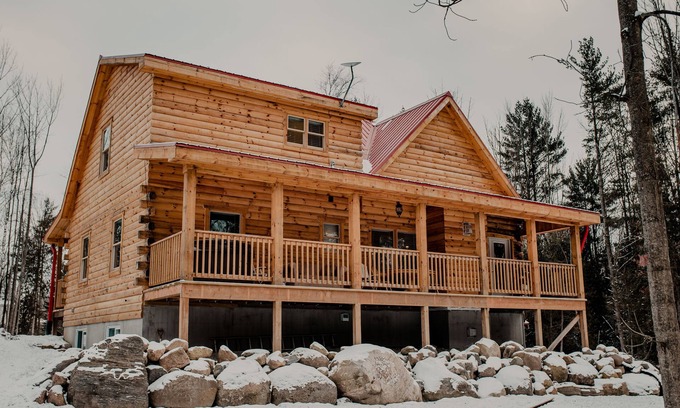 Hamilton Township Cabina | Secluded Luxury Cabin with Hot Tub, 10 mins from Cobourg Beach