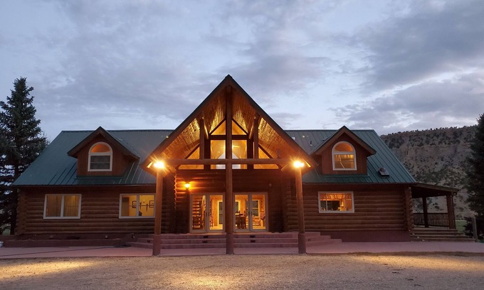 Carbon County Cabina | Secluded luxury lodge that sleeps 34 in beds