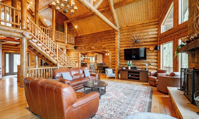 North Glade Hills Casa | Bracken Lodge: Lake Access, Hot Tub, Fireplace, Fire Pit!
