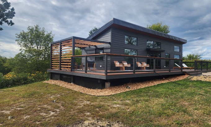 Marshland Cabina | Secluded Modern Cabin with Bluff Views, Hot Tub, Fire Pit.