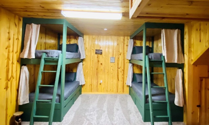 Burnsville Cabina | Secluded Mountain 4 Bedroom Cabin