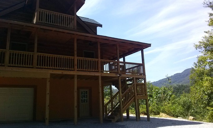 Bryson City Cabina | Aislado, cerca de la ciudad, cabaña de montaña! Bañera de hidromasaje, vista del atardecer!