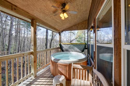 Bryson City Casa | Secluded Nantahala Gone Hunting Cabin with Hot Tub
