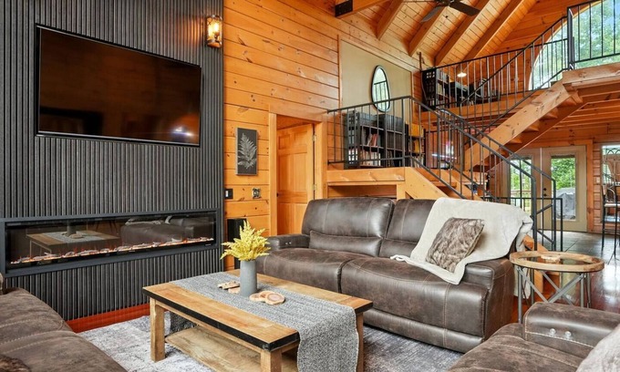 Ashland City Cabina | Secluded Nashville Luxury Lodge