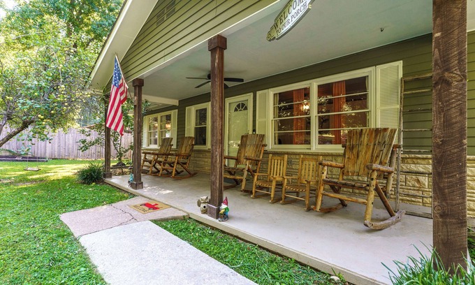 Gatlinburg - Pigeon Forge Cabaña | Secluded - Near Pigeon Forge + Gatlinburg! Hot Tub + Firepit + Game Room + WiFi