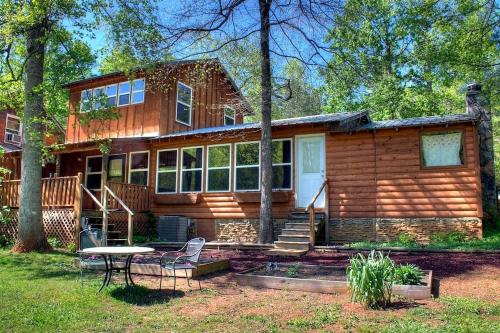Helen Casa | Secluded Pet Friendly Wooden Cabin with Sauna, Hot-tub and Pool Table in Cleveland, Georgia