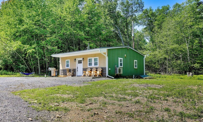 East Stroudsburg Cabina | Secluded Poconos Cabin: 75 Acres & Fire Pit!