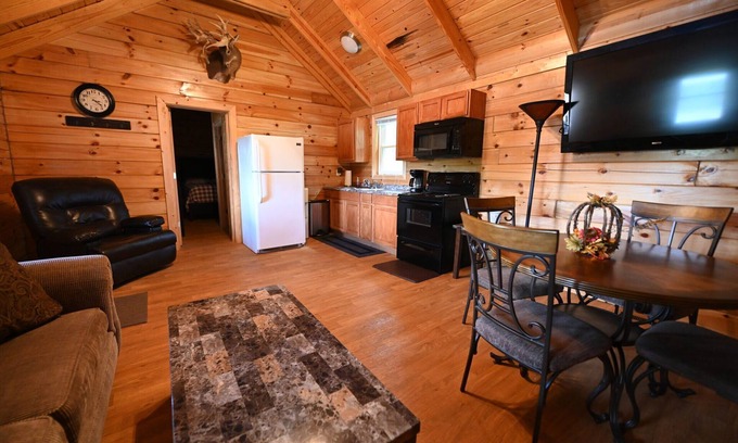 Blackwell Cabina | Secluded Private Cabins, on Two Twenty Acre Lakes